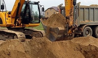 Выкопать яму экскаватором в Карпинске от 942 руб. - 2Землекопа-Кпн